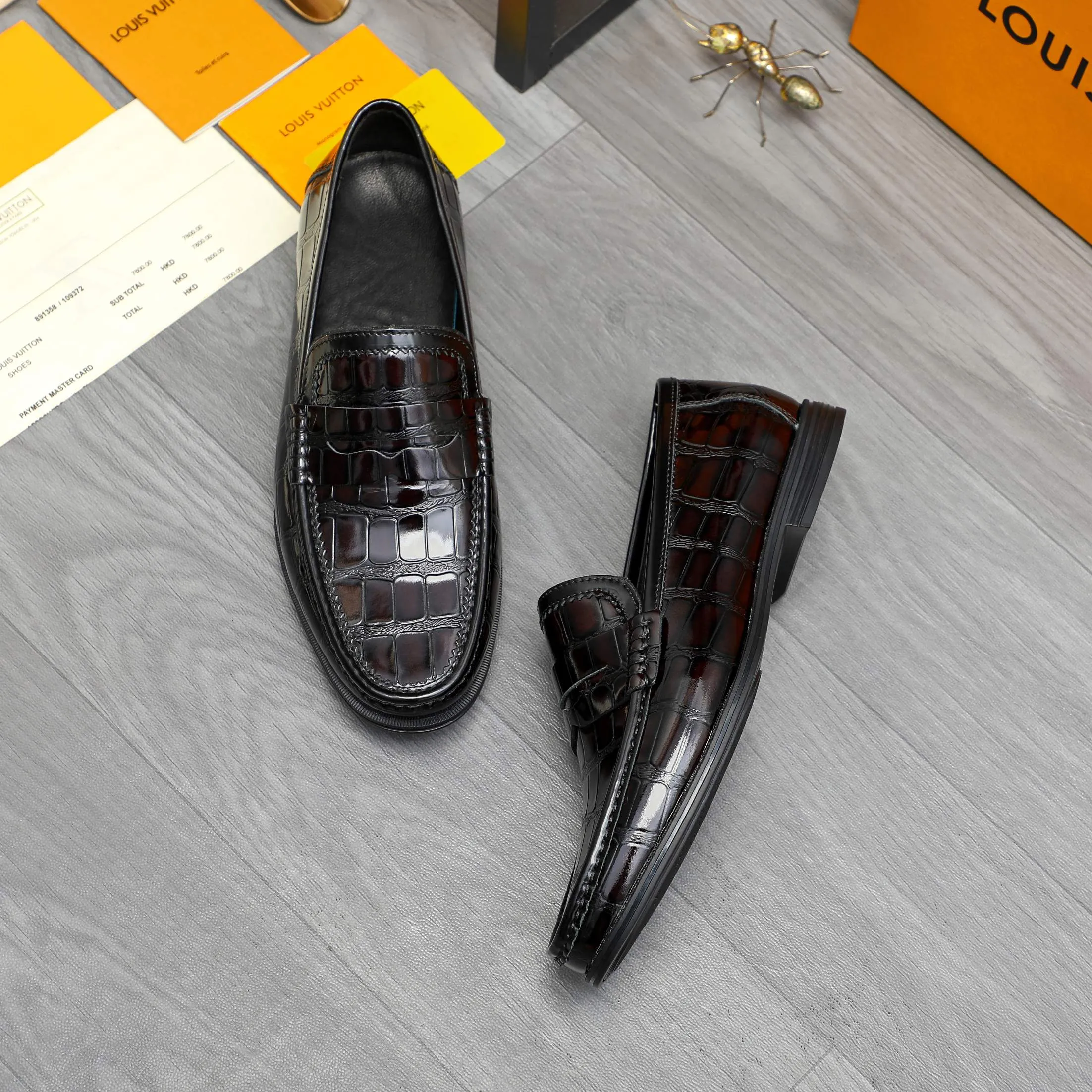 Men's shoes 💰p442 Product trademark: LV (Louis Vuitton) business slip-on leather shoes. Regular size: 38-46 (45.46 is custom-made and non-refundable) Product material: Selected high-quality stone grain cowhide upper, cowhide lining, rubber outsole